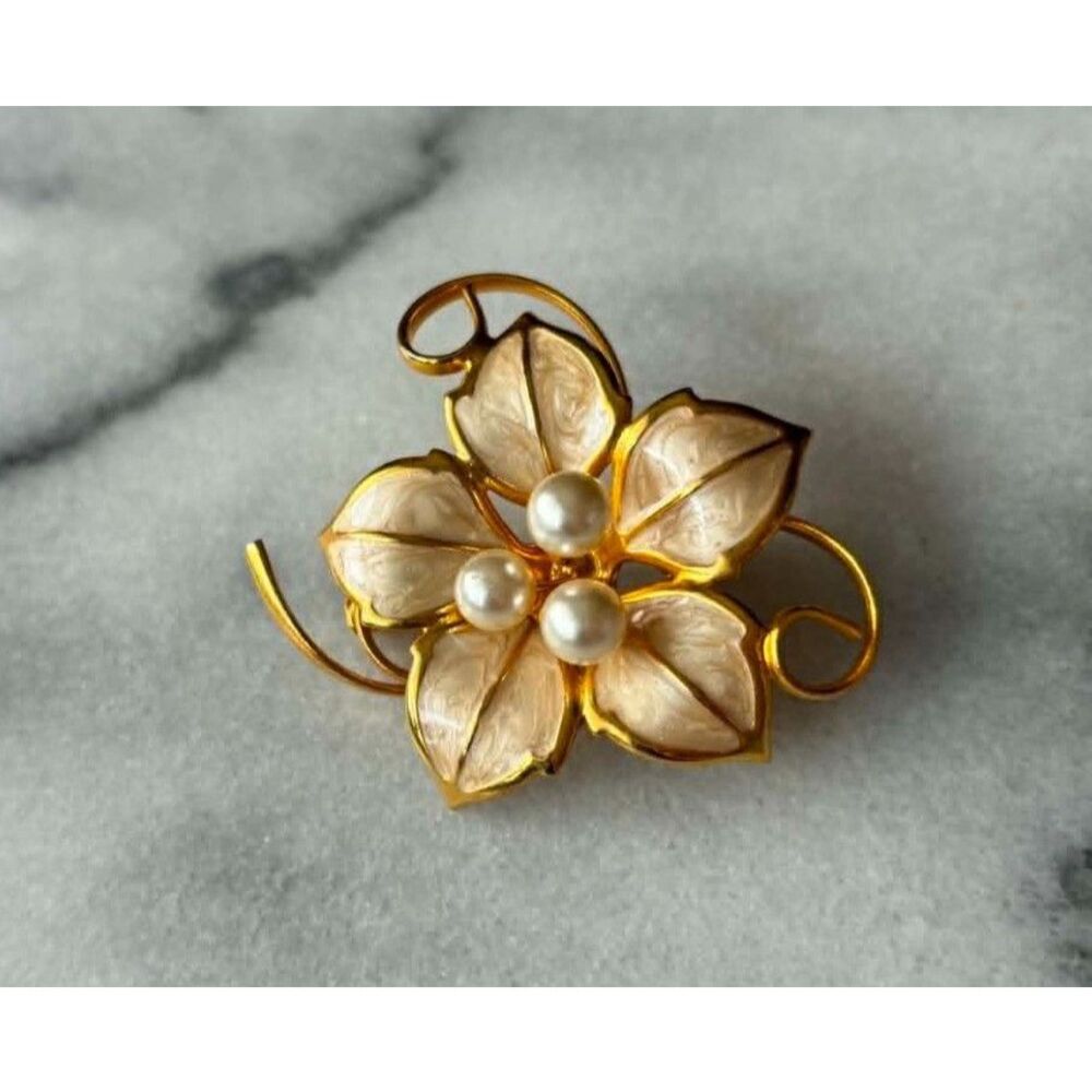 Vintage Enamel Flower Brooch Faux Pearl White Petal Gold Tone 80s Taiwan